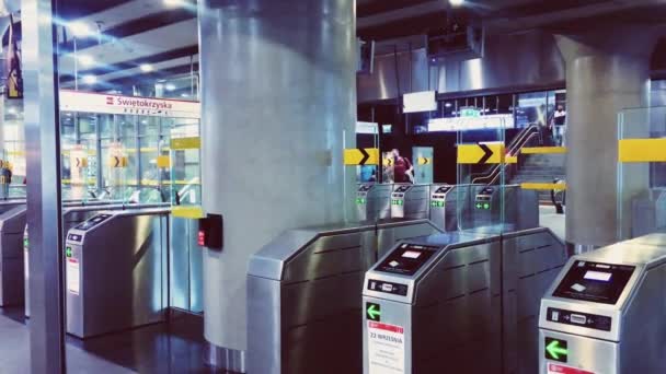 Moderna estación de metro en el centro de la ciudad, metro como transporte urbano — Vídeos de Stock