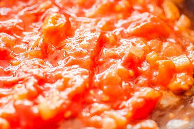 Domates sosu pişirmek, yemek kitabı ya da blog geçmişi için buğulanmış sebzeleri kapatmak