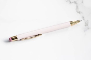 Mermer arka planda beyaz kalem, lüks kırtasiye ve ticari marka