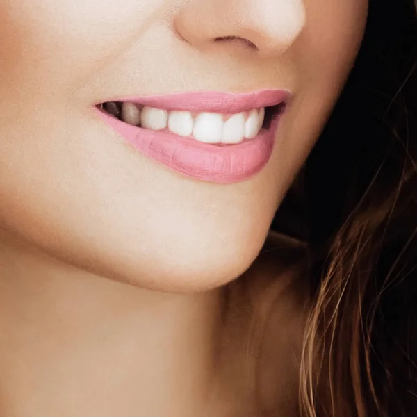 건강 한 건강 한 여성 미소와 완벽 한 흰 치아, 젊은 여성 미소의 아름다운 얼굴, 밝은 립스틱 화장, 치아 및 건강 브랜드를 위한 깨끗 한 피부 — 스톡 사진