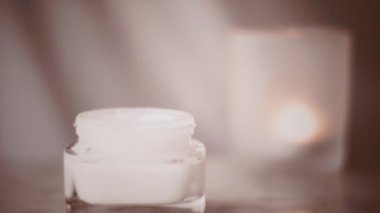 Sağlıklı vücut bakımı için yüz kremi kavanozu, antika kaplıcalarda cilt bakımı, organik kozmetik ürünleri ve güzellik markası.