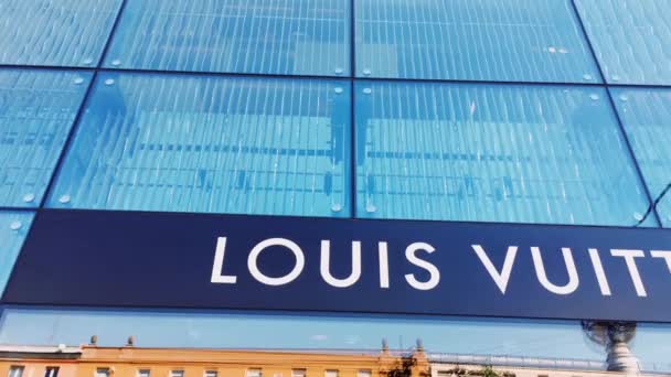 Louis Vuitton logosu butik mağazasında sergileniyor. Moda ve deri ürünleri markası ve lüks alışveriş deneyimi. — Stok video