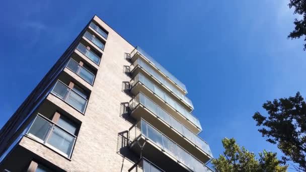 Modern appartementencomplex en eigentijds woongebouw, architectuur en onroerend goed in de Europese stad — Stockvideo