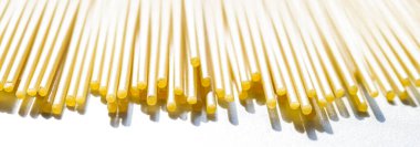 Pişmemiş tam tahıllı spagetti, organik gıda malzemesi olarak İtalyan makarnası, makro ürün ve yemek kitabı tarifi.