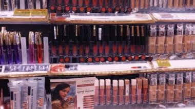 Eczanede kozmetik ve güzellik ürünleri olan raflar, müşteri hizmetleri ve alışveriş