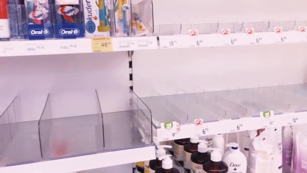 Scaffali con cosmetici e prodotti di bellezza in una farmacia, servizio clienti e shopping — Video Stock