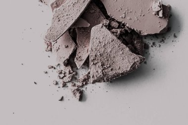 Makyaj paleti gibi soluk göz farı kaplaması, ezilmiş kozmetik ürünleri ve güzellik dokusu