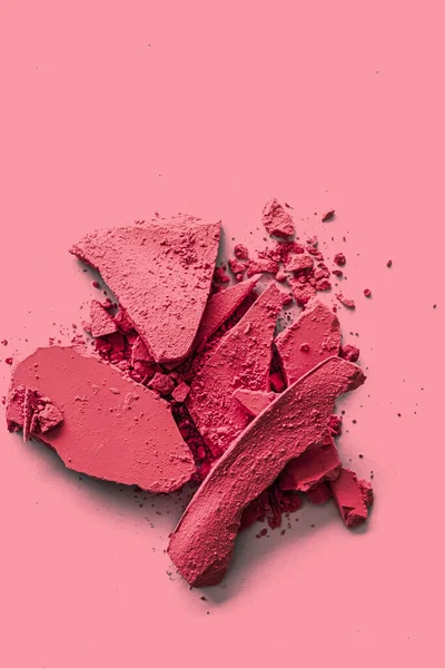 Röd ögonskugga pulver som makeup palett närbild, krossad kosmetika och skönhet konsistens — Stockfoto
