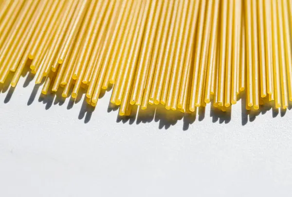 Primo piano degli spaghetti integrali crudi, pasta italiana come ingrediente alimentare biologico, macroprodotto e ricetta del libro di cucina — Foto Stock