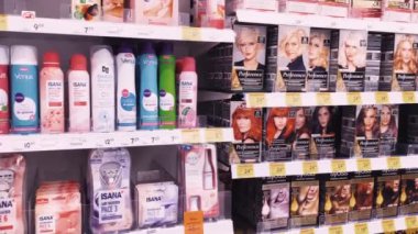 Eczanede kozmetik ve güzellik ürünleri olan raflar, müşteri hizmetleri ve alışveriş