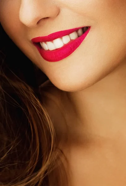 Sorriso feminino saudável alegre com dentes brancos naturais perfeitos, rosto de beleza close-up de mulher jovem sorridente, maquiagem batom brilhante e pele limpa para marca odontológica e de saúde — Fotografia de Stock