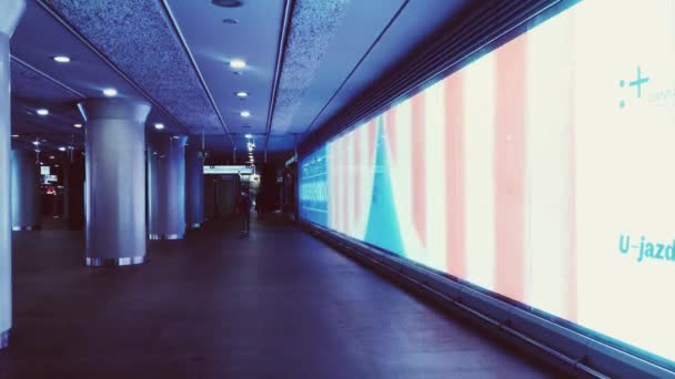 Nowoczesna stacja metra w centrum miasta, metro jako transport miejski — Wideo stockowe