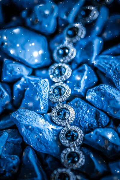 Розкішний діамантовий браслет, ювелірні вироби та модний бренд — стокове фото