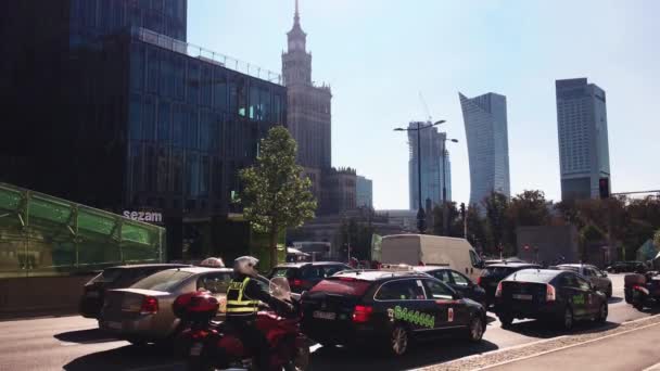 Carros na rua, tráfego no centro da cidade, arquitetura moderna e edifícios históricos — Vídeo de Stock