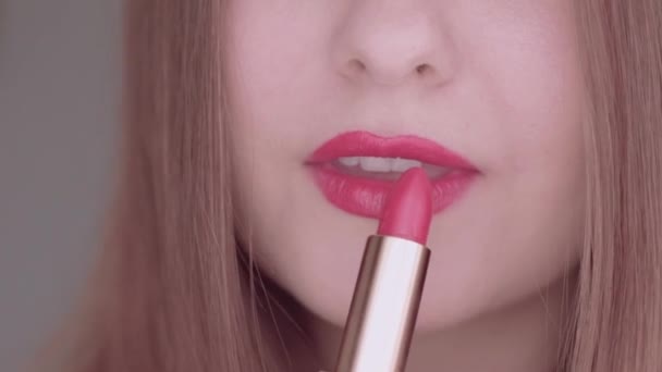 Jeune femme souriante, rouge à lèvres rose et dents blanches, macro gros plan d'un sourire, santé dentaire et maquillage beauté — Video