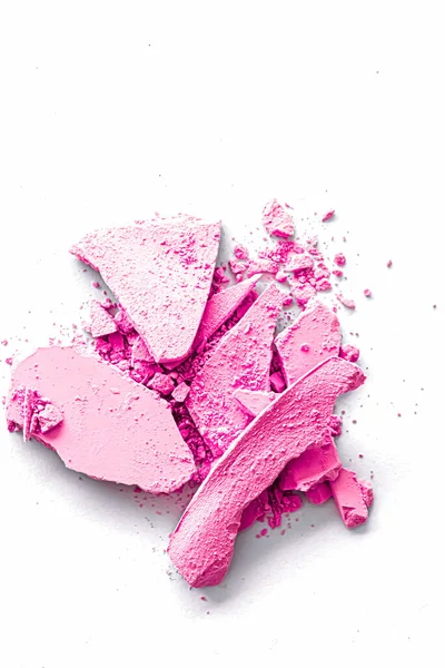 Růžové oční stíny prášek jako make-up paleta detailní izolované na bílém pozadí, drcené kosmetiky a textury krásy — Stock fotografie