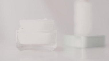 Kadın ve cilt bakımı rutini, kadın eli sağlıklı cilt için nemlendirici krem veya vücut losyonu sürüyor, organik kozmetik ürünler ve lüks güzellik markası