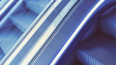 Lüks bir alışveriş merkezinde yürüyen merdiven, modern mimari ve şehir detayları