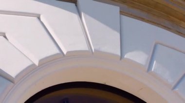 Hermes logosu butik mağazasında sergileniyor. Moda ve deri ürünleri markası ve lüks alışveriş deneyimi.