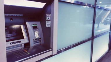 Şehir merkezindeki metroda ATM, bankacılık ve finans