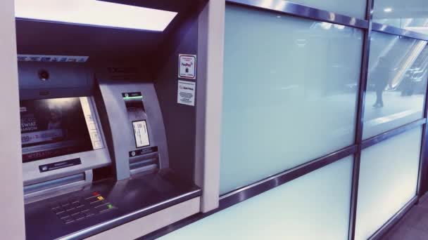 Bankomat w metrze w centrum miasta, bankowość i finanse — Wideo stockowe