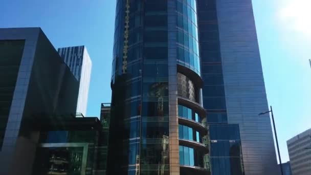 Drapacze chmur i błękitne niebo w dzielnicy finansowej i biznesowej, widok na nowoczesne miasto w centrum — Wideo stockowe