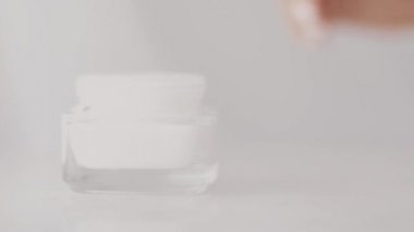 Organik cilt bakımı ürünü, yüz kremi kavanozu veya sağlıklı cilt bakımı için vücut losyonu, kaplıca ürünleri ve güzellik markası.