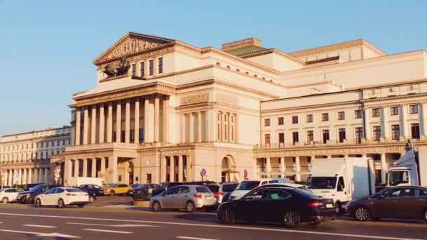 Lengyel Nemzeti Opera naplementekor, a Nagyszínház és Operaház történelmi épülete — Stock videók