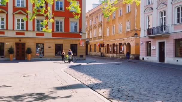 Пустые улицы Старого города во время изоляции, вызванной пандемией коронавируса — стоковое видео