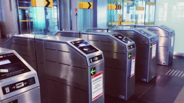 Şehir merkezindeki modern metro istasyonu, şehir ulaşımı olarak metro tüpü.