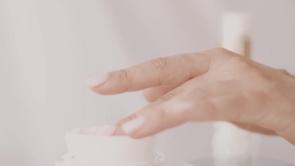 Frau und ihre Hautpflege Routine, weibliche Hand Anwendung feuchtigkeitsspendende Creme oder Körperlotion für gesunde Haut, Bio-Kosmetikprodukt und Luxus-Beauty-Marke — Stockvideo