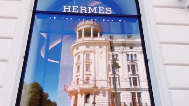 Логотип Hermes отображается на витрине бутика, модных и кожаных изделий, а также в магазинах класса люкс. — стоковое видео
