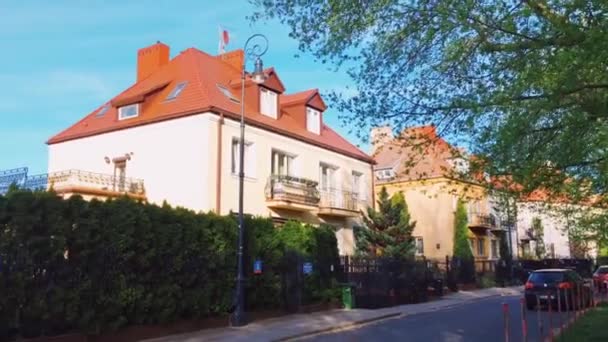 Casas residenciales privadas en el barrio histórico, la arquitectura y los bienes raíces — Vídeos de Stock