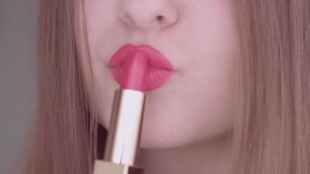 Jeune femme souriante, rouge à lèvres rose et dents blanches, macro gros plan d'un sourire, santé dentaire et maquillage beauté — Video
