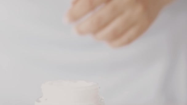 Frau und ihre Hautpflege Routine, weibliche Hand Anwendung feuchtigkeitsspendende Creme oder Körperlotion für gesunde Haut, Bio-Kosmetikprodukt und Luxus-Beauty-Marke — Stockvideo