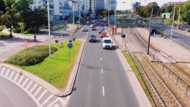 Güneşli bir günde şehirde otoyol trafiği