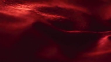 Moda markası için kırmızı parlak kumaş dokusu. Tatil arkaplanı, tekstil yüzeyi ve lüks malzeme olarak.