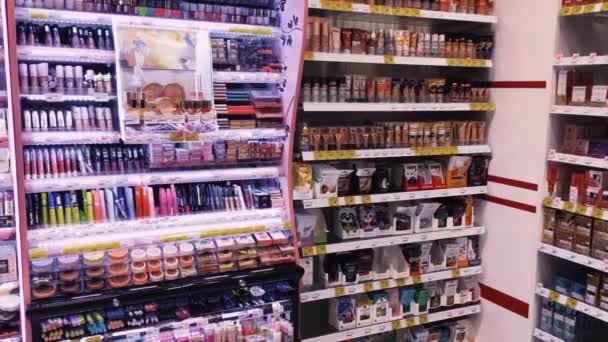 Hyller med kosmetikk og skjønnhetsprodukter i apotek, kundeservice og shopping – stockvideo