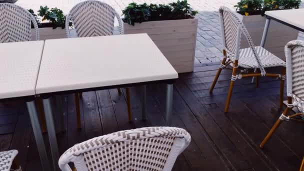 Empty tables and chairs in cafe outdoors, pandemic and hospitality industry — Stock Footage Empty tables and chairs in cafe outdoors, pandemic and hospitality industry Royalty Free Stock Video
