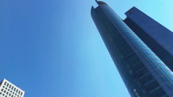 Mrakodrapy a modré nebe ve finanční a obchodní čtvrti, pohled na moderní město v centru — Stock video