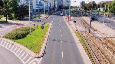 Güneşli bir günde şehirde otoyol trafiği