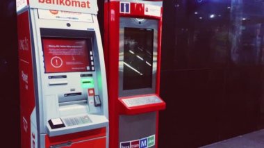 Şehir merkezindeki metroda ATM, bankacılık ve finans