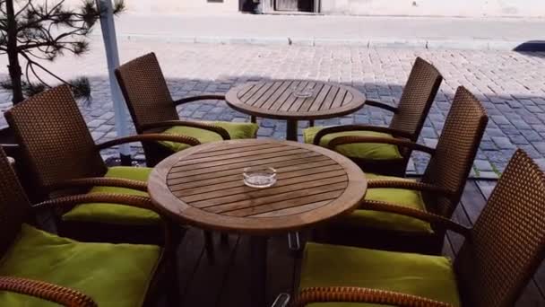 Empty tables and chairs in cafe outdoors, pandemic and hospitality industry — Stock Footage Empty tables and chairs in cafe outdoors, pandemic and hospitality industry Stock Footage