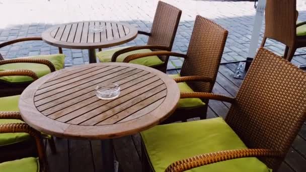 Lege tafels en stoelen in cafe buiten, pandemie en horeca — Stockvideo