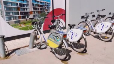 Avrupa 'da bisiklet paylaşım hizmeti, sokağa park edilmiş bisikletler.