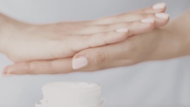 Žena a její péče o pleť rutina, ženské ruce nanášení hydratační krém nebo tělové mléko pro zdravou pleť, organické kosmetické přípravky a luxusní kosmetické značky — Stock video