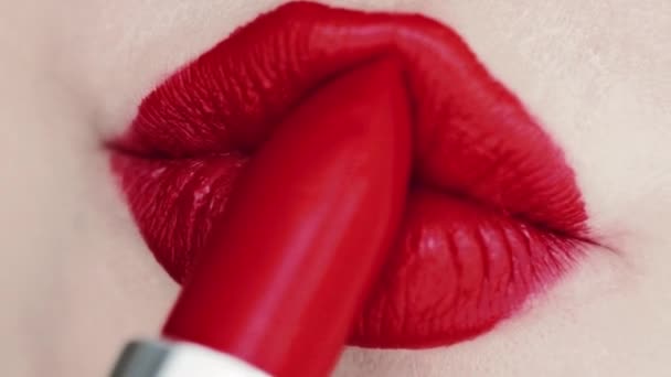 Labios con lápiz labial rojo y dientes blancos sonriendo, macro primer plano de sonrisa femenina feliz, salud dental y maquillaje de belleza — Vídeos de Stock