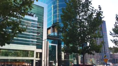 Sokakta arabalar, şehir merkezinde trafik modern mimari ve tarihi binalar.