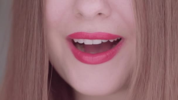 Jovem mulher sorrindo, batom rosa e dentes brancos, macro close-up de um sorriso, saúde dental e maquiagem beleza — Vídeo de Stock