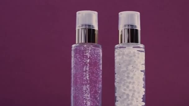 Base de maquillage et gel sérique comme produits de soins de la peau de luxe et éclairs lumineux brillants sur fond violet, routine de soins de la peau pour les cosmétiques du visage et la marque de beauté — Video